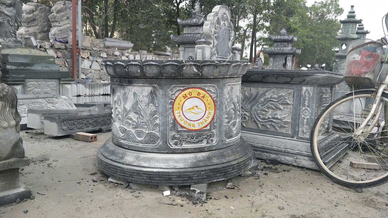 Mộ đá hình tròn phù hợp với nhiều không gian khác nhau, từ khu mộ gia đình nhỏ gọn đến các khu lăng mộ lớn của dòng họ.