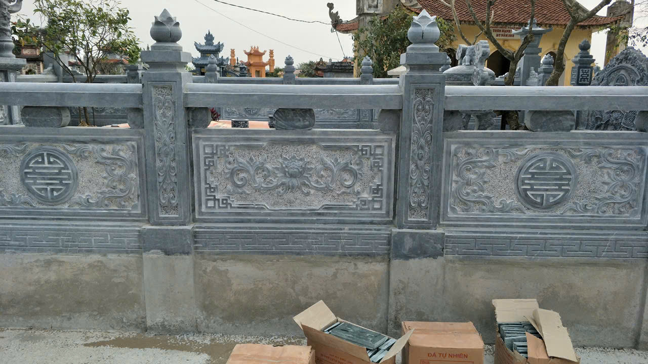 Hàng Rào Lăng Mộ đẹp 2025 2 Hàng rào được trang trí cầu kỳ với các họa tiết hoa văn tinh tế
