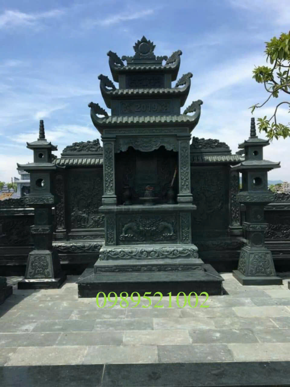 Mộ đá ba mái được đặc trưng bởi ba lớp mái chồng lên nhau