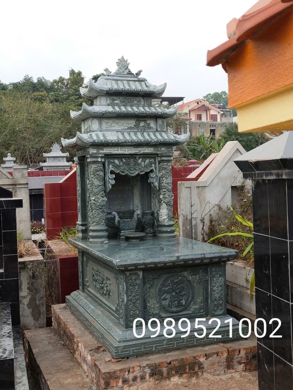 Mộ đá ba mái thường được xem là biểu tượng của sự trường tồn