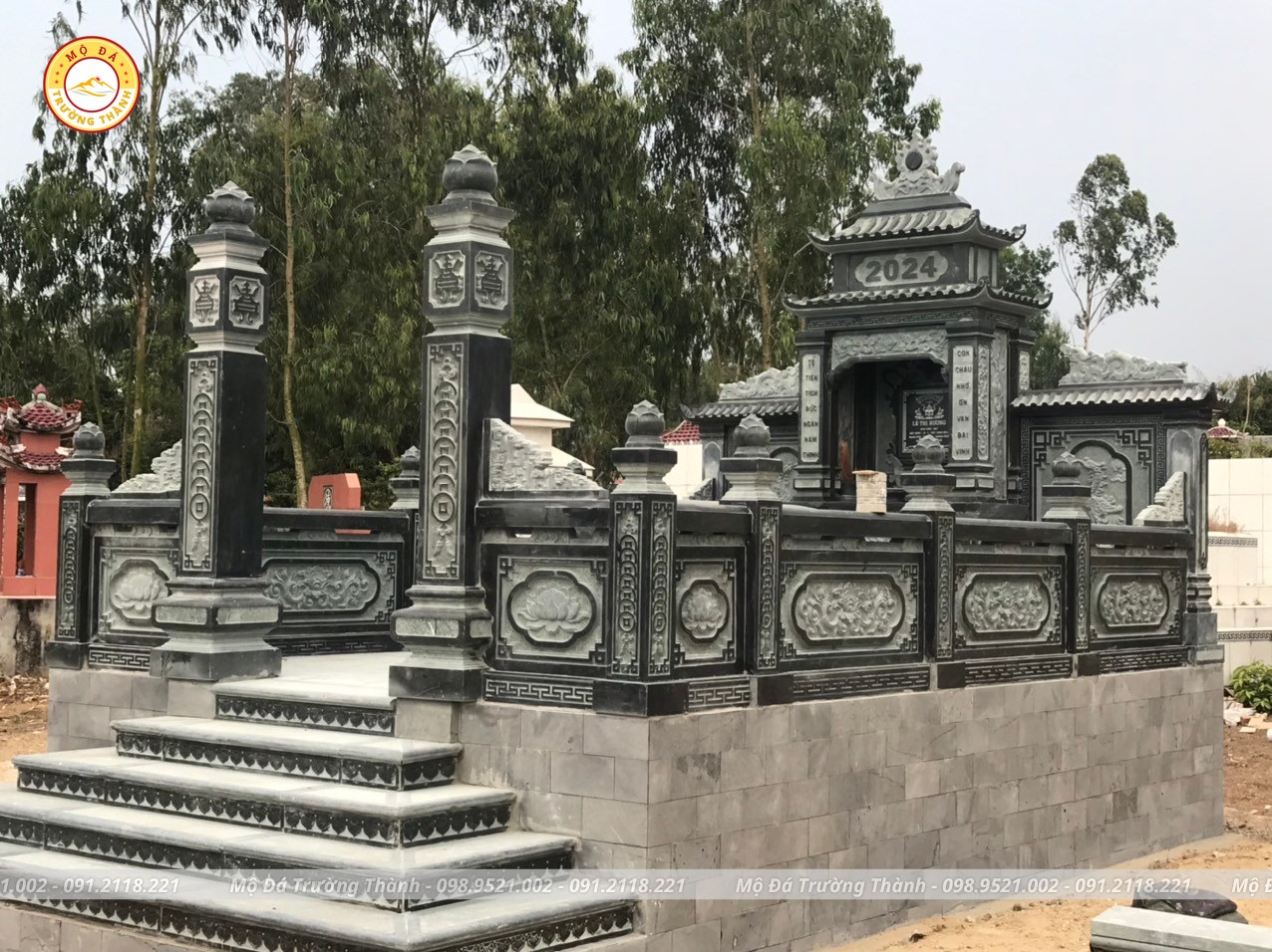 Cổng khu lăng mộ chạm khắc
