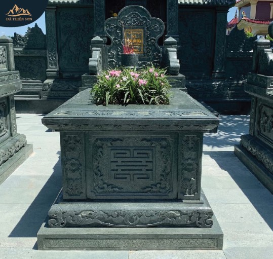 Mộ đá xanh rêu