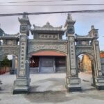 Khu lăng mộ đá với cổng tam quan bề thế