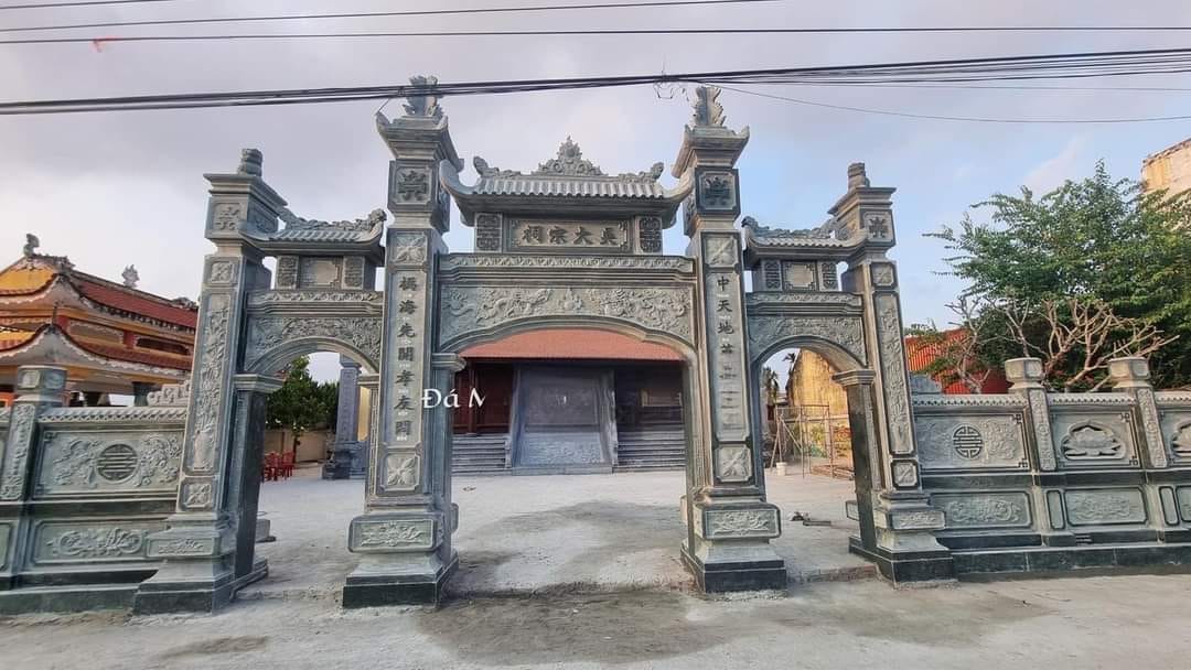 Khu lăng mộ đá với cổng tam quan bề thế