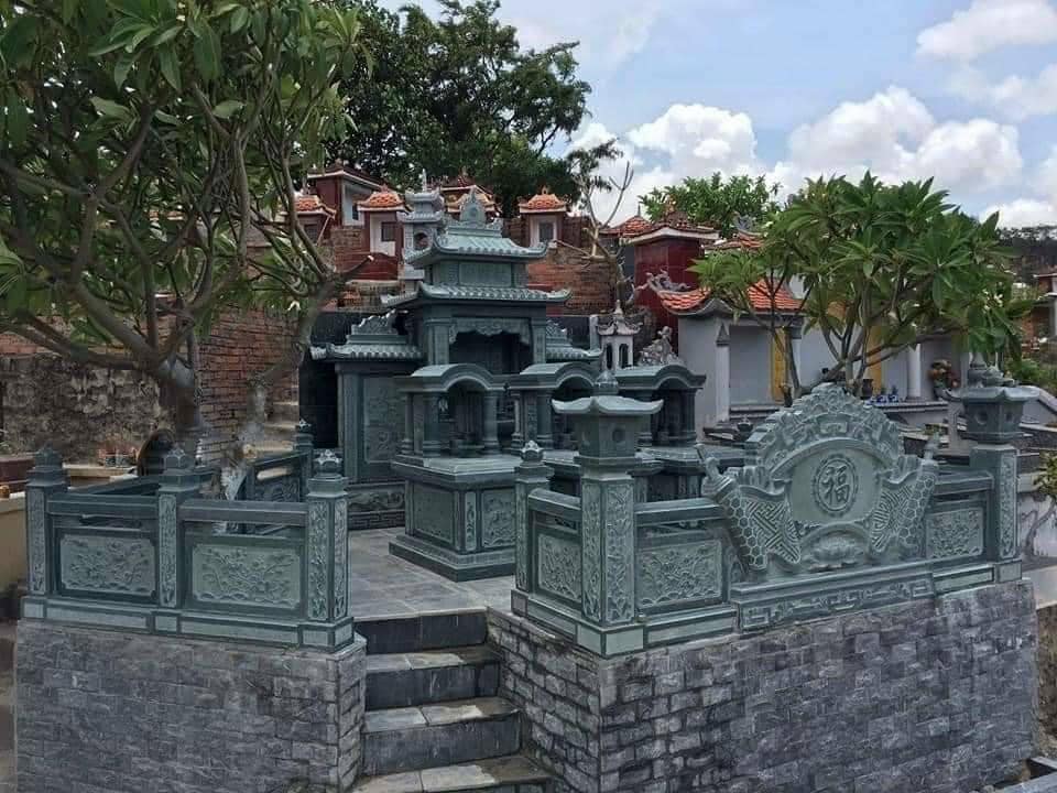 Khu Lăng Mộ Đá Tích Hợp Cổng và Hàng Rào Đá
