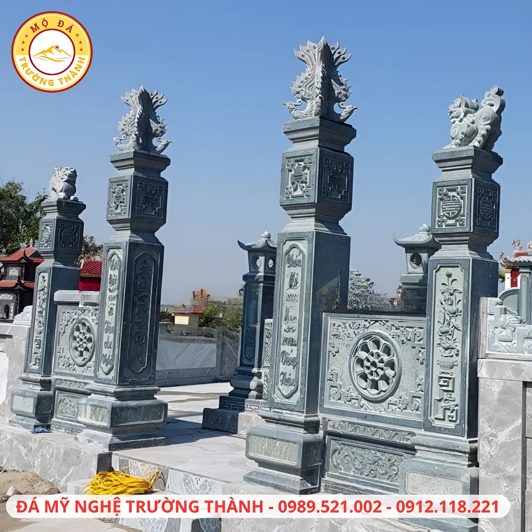 Khu lăng mộ đá có lan can bao quanh