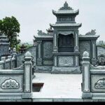 Lăng mộ đá xanh đen với cổng tam quan