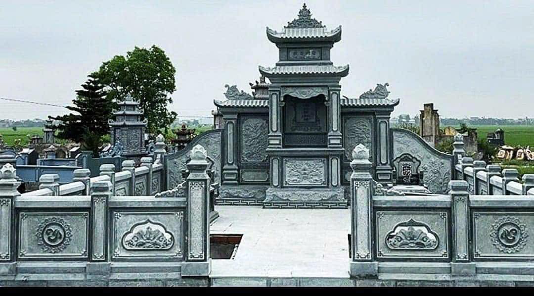 Lăng mộ đá xanh đen với cổng tam quan