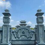Lăng mộ tại đây được xây dựng với đá tự nhiên, với các cột đá, bia đá và tượng đá được chạm khắc rất tinh xảo