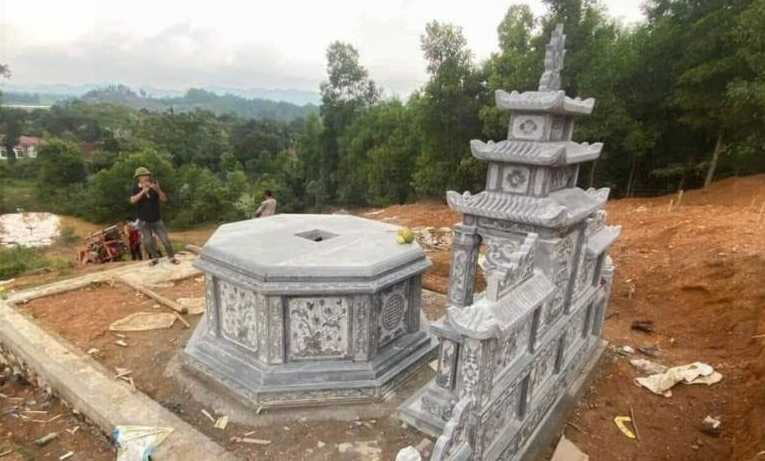 Mộ đá hình lục giác có lỗ thông thiên