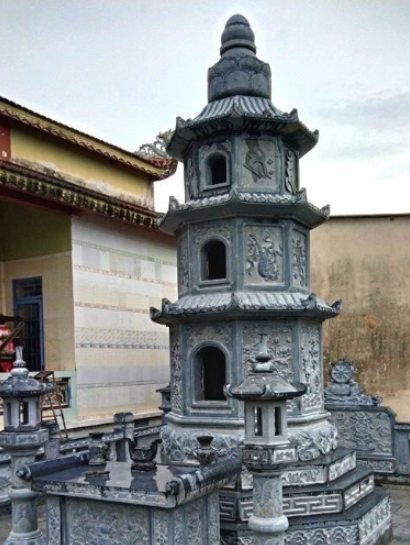 Mộ đá hình lục giác tam cấp