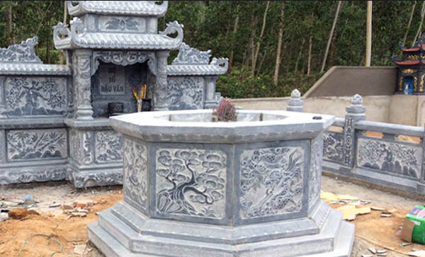 Mộ đá hình lục giác đá xanh rêu