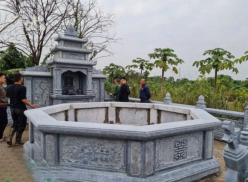 Mộ đá lục giác tại xã Hòa Bình