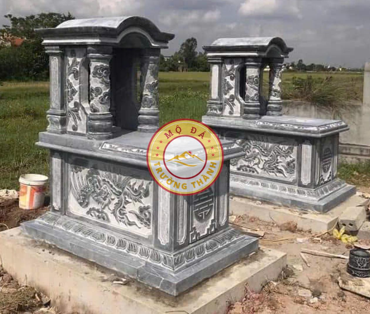 Khi chọn mua, cần lưu ý chất liệu, uy tín đơn vị thi công và phong thủy (hướng đặt, ngày giờ lắp đặt)
