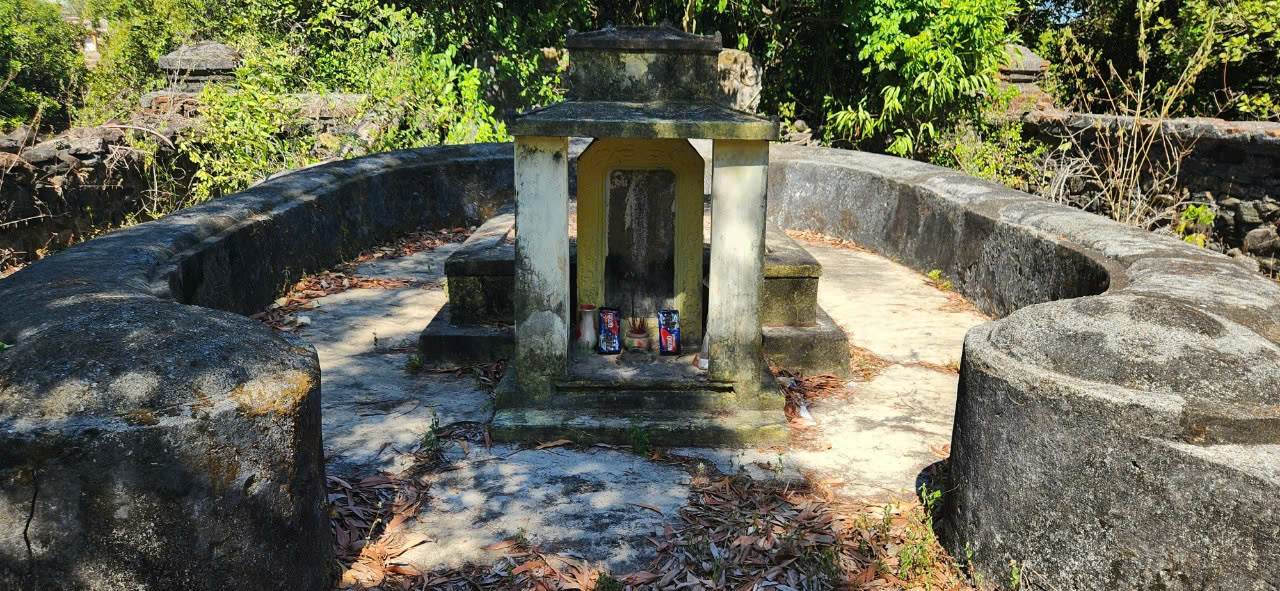 Mộ Thượng thư Bộ Công Trần Văn Thái
