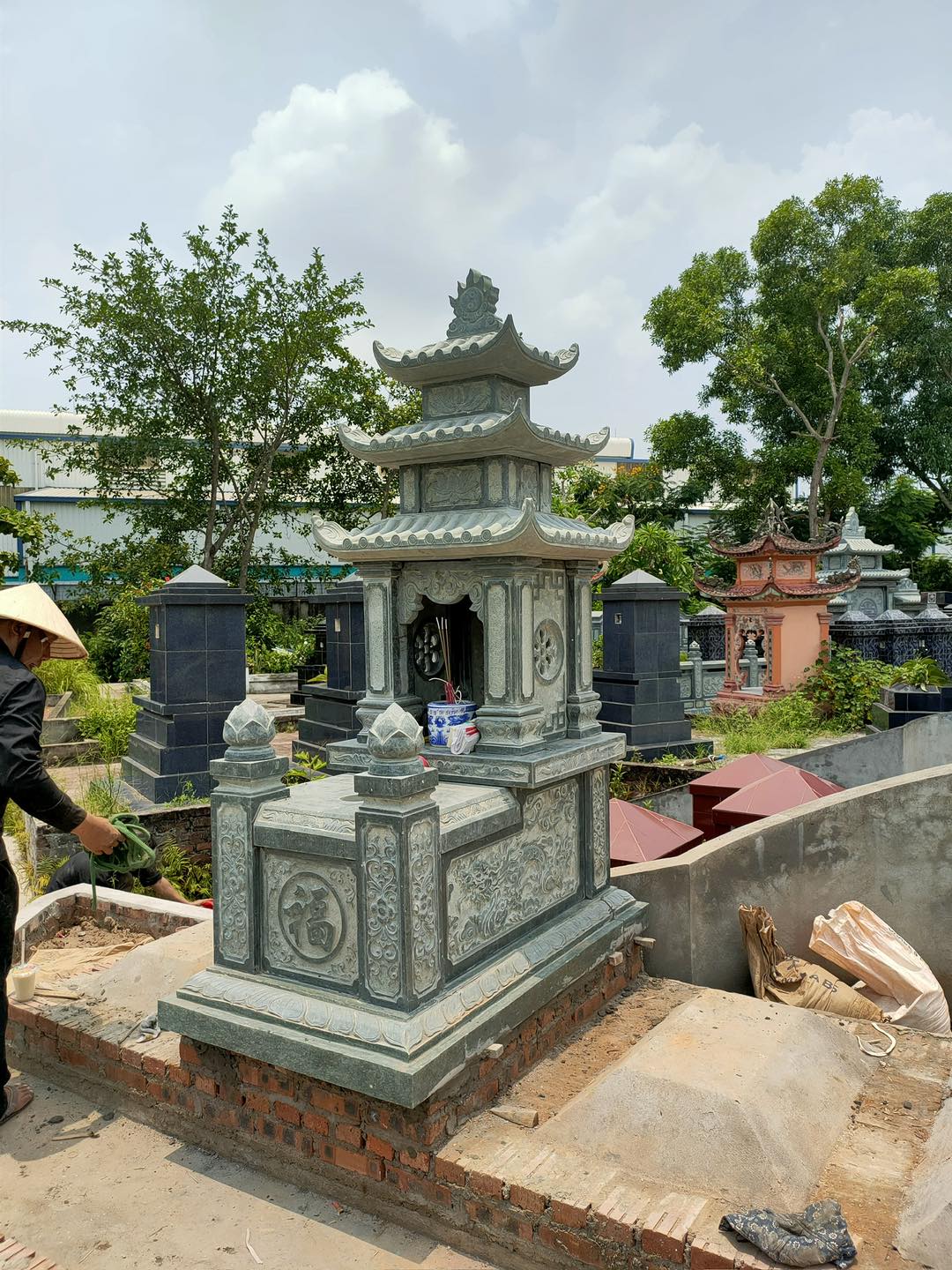 Mộ đá đơn nguyên khối xanh đen