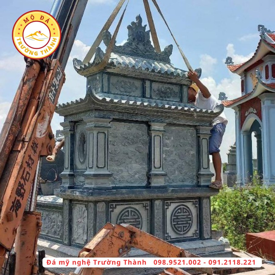 Hạ xuống các bộ phận của mộ tại vị trí lắp đặt