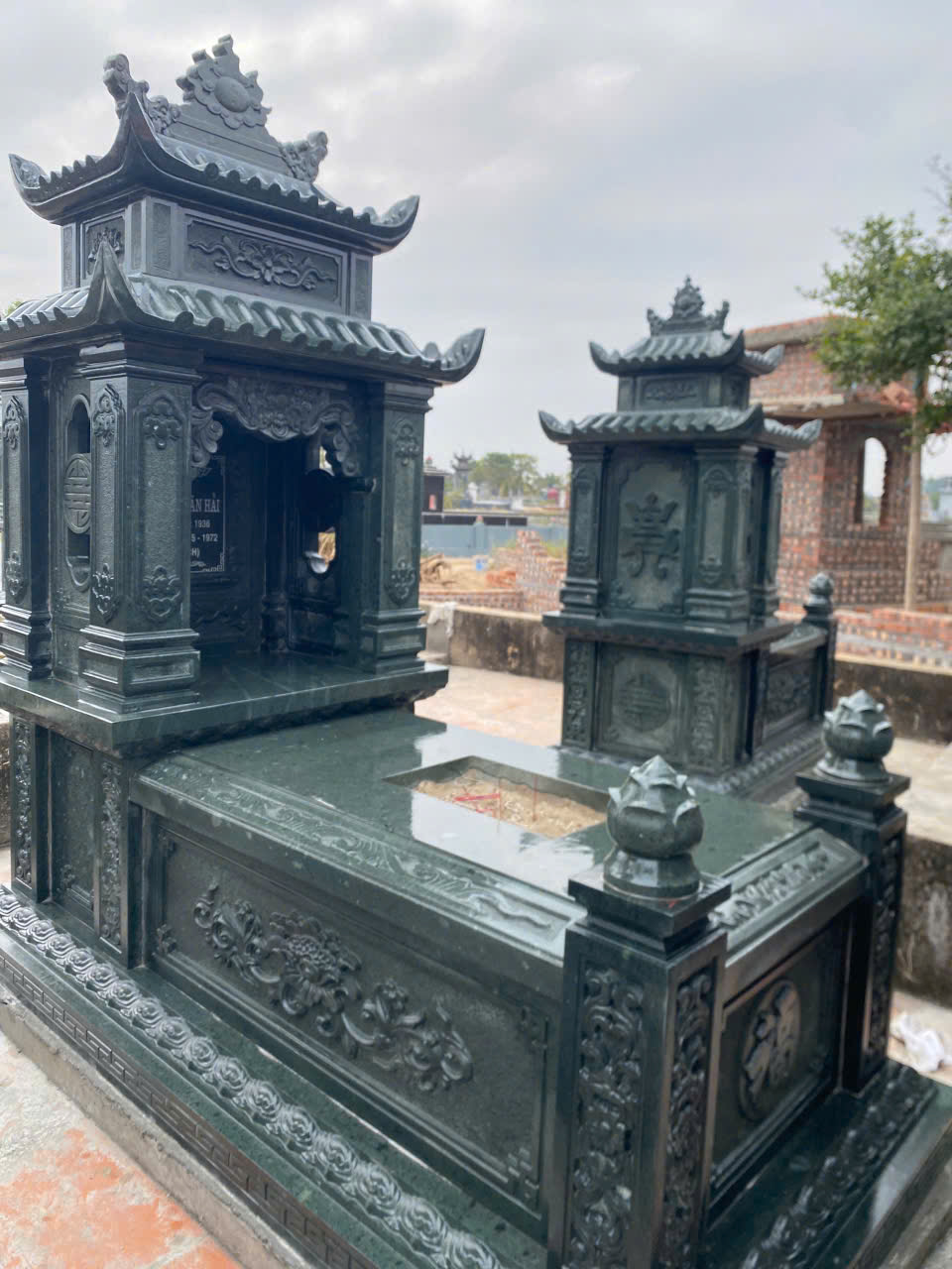 Mộ đá có mái