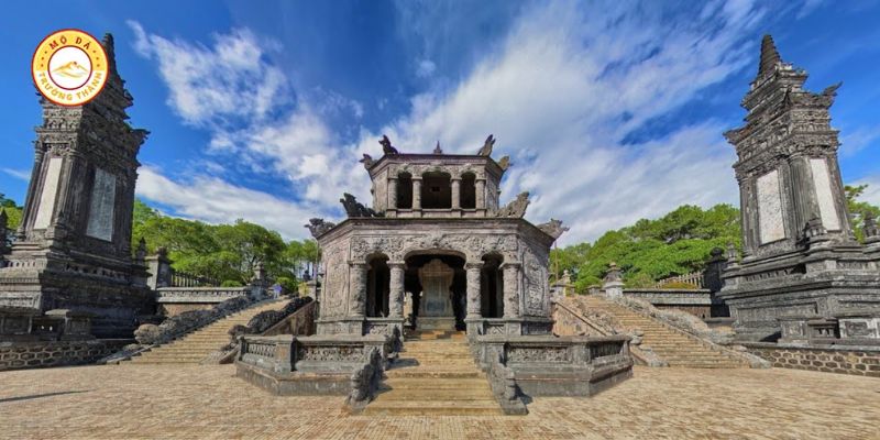Tìm Hiểu Kiến Trúc Lăng Mộ Triều Nguyễn Và Giá Trị Nghệ Thuật Trong Thiết Kế Lăng Mộ Đá Hiện Nay 1 Lăng mộ triều Nguyễn kết hợp hài hòa giữa kiến trúc và thiên nhiên